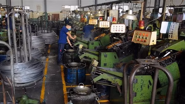 Trong ảnh: Dây chuyền sản xuất ốc vít tại nhà máy Công ty cổ phần sản xuất thương mại Vĩ Nam Việt. (Ảnh: An Hiếu - TTXVN)