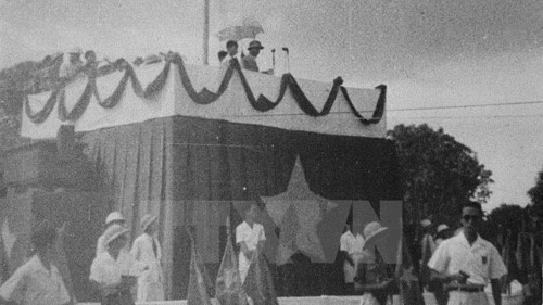 Chủ tịch Hồ Chí Minh đọc Tuyên ngôn Độc lập trong ngày 2/9/1945. (Ảnh: Tư liệu TTXVN)