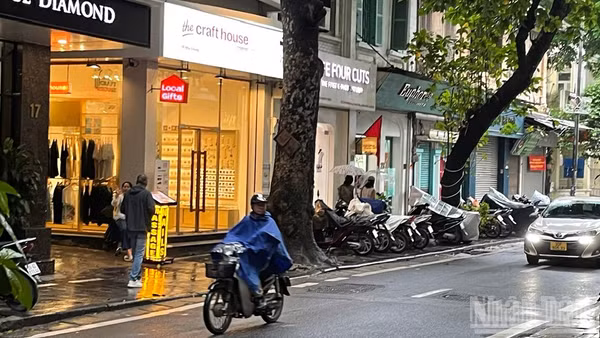 Dự báo khu vực Hà Nội nhiều mây, có lúc có mưa rào và dông.