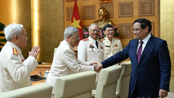 Thủ tướng Phạm Minh Chính với các cán bộ Công an chi viện chiến trường miền nam. (Ảnh: Trần Hải)