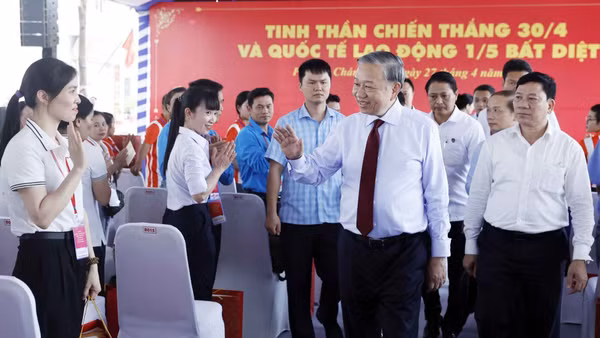 Tổng Bí thư, Chủ tịch nước Tô Lâm đến thăm, gặp gỡ, trò chuyện với công nhân, người lao động Thành phố Hồ Chí Minh. (Ảnh: TTXVN)