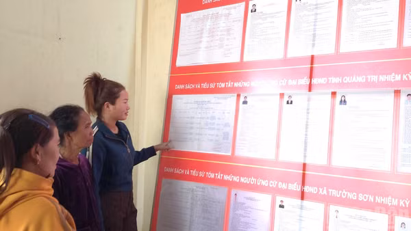 Cử tri khu vực bỏ phiếu số 17 (bản Nước Đắng, xã Trường Sơn, tỉnh Quảng Trị) tìm hiểu lý lịch của các ứng cử đại biểu Quốc hội và đại biểu Hội đồng nhân dân các cấp nhiệm kỳ 2026-2031 để chuẩn bị bỏ phiếu vào ngày 8/3 tới. (Ảnh: HƯƠNG GIANG)