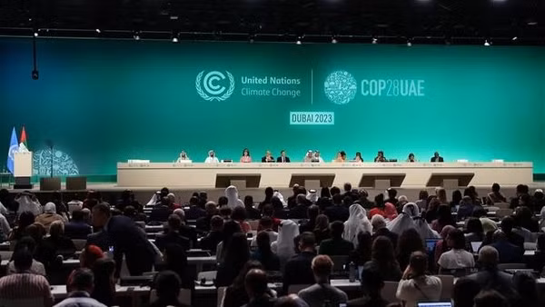 Quang cảnh phiên bế mạc Hội nghị lần thứ 28 các bên tham gia Công ước khung của Liên hợp quốc về biến đổi khí hậu (COP28) tại Dubai, UAE, ngày 13/12/2023. (Ảnh: THX/TTXVN)