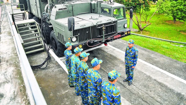 Chiến sĩ Trung đoàn 64 (Sư đoàn 361, Quân chủng Phòng không - Không quân) triển khai công tác huấn luyện nắm bắt, làm chủ phương tiện, khí tài Tổ hợp tên lửa S-300PMU1. (Ảnh: THẾ ĐẠI)