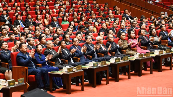 Các đồng chí lãnh đạo, nguyên lãnh đạo Đảng, Nhà nước và các đại biểu dự khai mạc Đại hội. (Ảnh: DUY LINH)