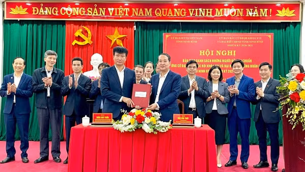 Ảnh minh họa: Hội nghị bàn giao danh sách những người đủ tiêu chuẩn ứng cử đại biểu Quốc hội khóa XVI và đại biểu Hội đồng nhân dân tỉnh Ninh Bình, nhiệm kỳ 2026-2031, ngày 14/2/2026. (Ảnh: VĂN LÚA)