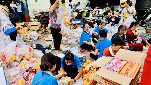 Điểm tiếp nhận ủng hộ đồng bào miền trung, Tây Nguyên bị ảnh hưởng bão, lũ tại cơ quan Ủy ban Mặt trận Tổ quốc Việt Nam Thành phố Hồ Chí Minh. (Ảnh: VƯƠNG LÊ)