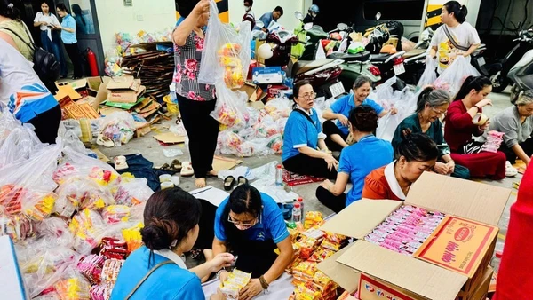 Điểm tiếp nhận ủng hộ đồng bào miền trung, Tây Nguyên bị ảnh hưởng bão, lũ tại cơ quan Ủy ban Mặt trận Tổ quốc Việt Nam Thành phố Hồ Chí Minh. (Ảnh: VƯƠNG LÊ)