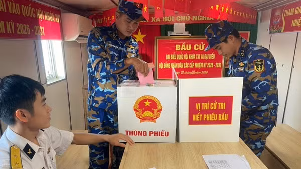 Cử tri là bộ đội hải quân của Hải đoàn 129, 128 bỏ phiếu trên tàu Trường Sa 04 sáng 27/2/2026. (Ảnh: LÊ ĐÌNH THÌN)