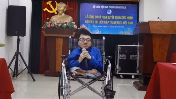 Hoàng Trung Nghĩa, chàng trai mắc bệnh xương thủy tinh nhưng nỗ lực vượt qua khó khăn, vươn lên trong cuộc sống.