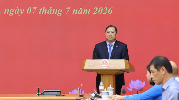 Phó Thủ tướng Thường trực Phạm Gia Túc chúc mừng việc thành lập cơ quan Đảng ủy Chính phủ và kiện toàn đội ngũ lãnh đạo cơ quan. (Ảnh: VGP/Phương Nguyên)