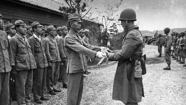Sĩ quan Nhật trao kiếm của mình khi ra trình diện đầu hàng quân Đồng minh. Hành động này thể hiện sự khuất phục trước đối phương, đồng nghĩa với việc họ chấp nhận đầu hàng. (Ảnh: Tư liệu quốc tế/TTXVN)