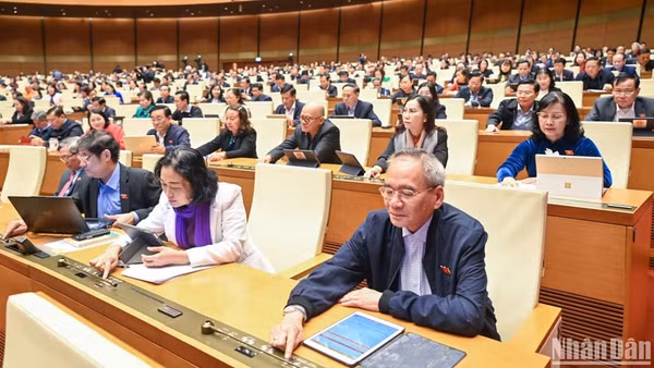 Đại biểu Quốc hội biểu quyết thông qua Luật sửa đổi, bổ sung một số điều của Luật Tổ chức Quốc hội, ngày 17/2/2025. (Ảnh: DUY LINH)