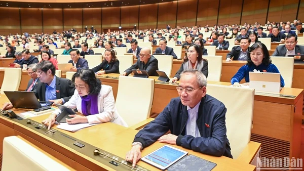 Đại biểu Quốc hội biểu quyết thông qua Luật sửa đổi, bổ sung một số điều của Luật Tổ chức Quốc hội, ngày 17/2/2025. (Ảnh: DUY LINH)