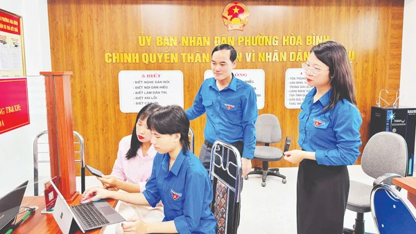 Đoàn viên phường Hòa Bình, tỉnh Phú Thọ hỗ trợ người dân tra cứu thông tin trên Cổng dịch vụ công trực tuyến.