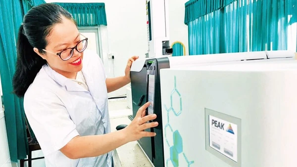 Cán bộ Viện Hải dương học (Viện Hàn lâm Khoa học và Công nghệ Việt Nam) nghiên cứu hoạt tính sinh học của vi nấm biển. (Ảnh NHA TRANG)