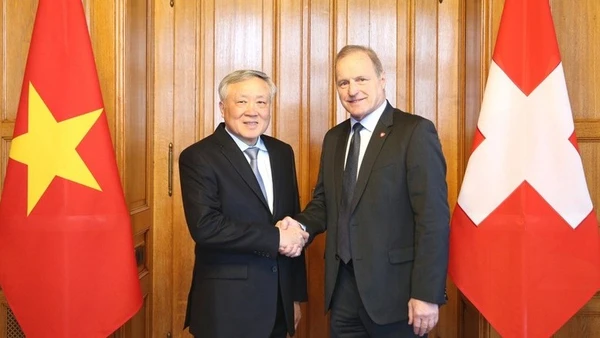 Phó Thủ tướng Thường trực Chính phủ Nguyễn Hòa Bình chào xã giao Chủ tịch Hạ viện Thụy Sĩ Pierre André Page. (Ảnh: VGP/Nguyễn Hoàng)