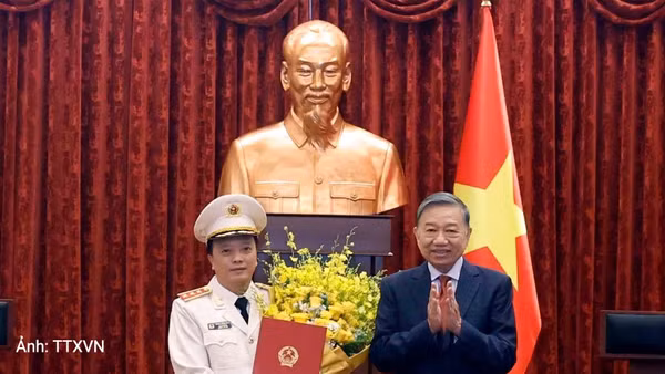Tổng Bí thư, Chủ tịch nước Tô Lâm trao Quyết định thăng Quân hàm từ Trung tướng lên Thượng tướng đối với đồng chí Đặng Hồng Đức, Thứ trưởng Bộ Công an. (Ảnh: Thống Nhất/TTXVN)