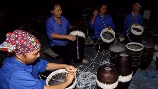 Sản xuất hàng thủ công mỹ nghệ xuất khẩu tại Công ty TNHH mây tre xuất khẩu Ngọc Động. (Ảnh: Vũ Sinh - TTXVN) 