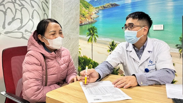Bác sĩ tư vấn cho người bệnh.