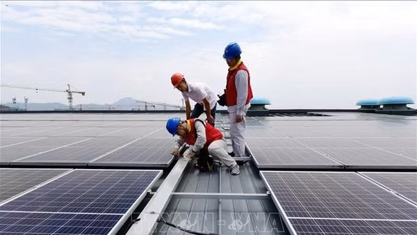 Các kỹ sư kiểm tra hệ thống điện mặt trời được lắp đặt trên mái ở tỉnh Chiết Giang, Trung Quốc. (Ảnh minh họa: China Daily/TTXVN)