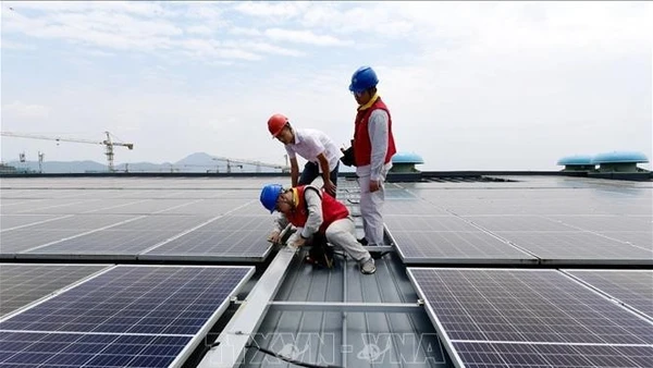 Các kỹ sư kiểm tra hệ thống điện mặt trời được lắp đặt trên mái ở tỉnh Chiết Giang, Trung Quốc. (Ảnh minh họa: China Daily/TTXVN)