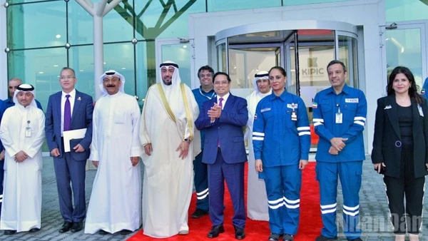 Thủ tướng Phạm Minh Chính và các đại biểu tại Tổ hợp lọc hóa dầu Al‑Zour. (Ảnh: THANH GIANG)