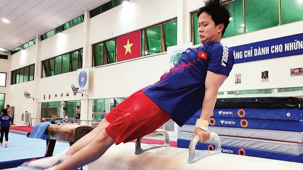 Vận động viên Nguyễn Văn Khánh Phong trong một buổi tập luyện cùng đội tuyển thể dục dụng cụ Việt Nam tại Trung tâm Đào tạo vận động viên cấp cao quốc gia Hà Nội.