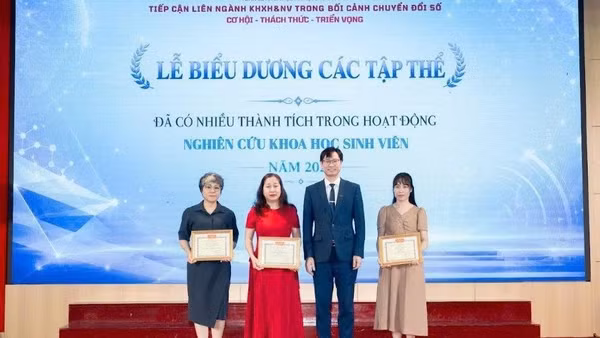 Hình ảnh tại lễ khen thưởng các tập thể có thành tích xuất sắc trong phong trào nghiên cứu khoa học của Trường đại học Khoa học Xã hội và Nhân văn (Đại học Quốc gia Hà Nội).