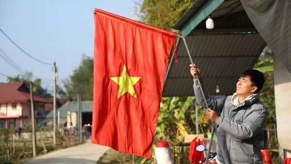 Trên từng con đường và từng mái nhà của người dân ở xã biên giới Thanh Nưa đều như đẹp hơn bởi hàng nghìn lá cờ Tổ quốc được treo trang trọng.