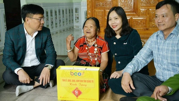 Thiếu tướng Nguyễn Thanh Liêm, Giám đốc Công an tỉnh Quảng Trị thăm, tặng quà gia đình chính sách trên địa bàn, vận động gia đình luôn là gương sáng cho con cháu noi theo. 