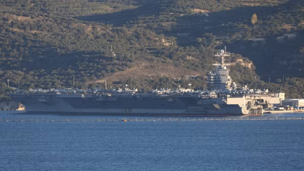 Tàu sân bay USS Gerald R. Ford của Mỹ tại Vịnh Souda thuộc đảo Crete, Hy Lạp, ngày 24/2/2026. (Ảnh: Anadolu Agency/TTXVN)