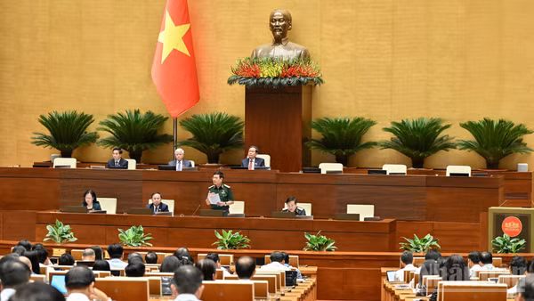 Sáng 8/8, các đại biểu thảo luận ở hội trường về dự án Luật sửa đổi, bổ sung một số điều của 9 luật về quân sự, quốc phòng. (Ảnh: DUY LINH)