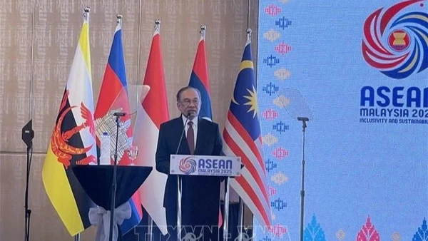 Thủ tướng Malaysia Datuk Seri Anwar Ibrahim phát biểu. (Ảnh: TTXVN)