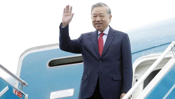 Tổng Bí thư Tô Lâm rời Hà Nội, lên đường tham dự cuộc họp khai mạc Hội đồng Hòa bình về Gaza. (Ảnh: Thống Nhất/TTXVN)