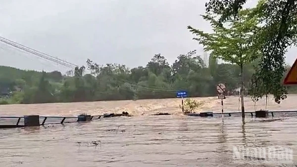 Nước lũ tràn qua khiến cầu sông Rin (cũ) bị ngập sâu khoảng 0,7m.