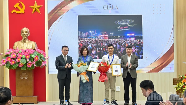 Tác phẩm "Hà Nội - Thành phố xinh đẹp và hiện đại" của tác giả Trần Thu Hà và "Kỷ nguyên vươn mình" của tác giả Nguyễn Văn Trung giành được giải A cuộc thi.