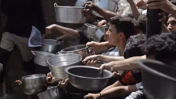 Người dân Palestine chờ được phát thực phẩm cứu trợ tại trại tị nạn Jabalia, Dải Gaza. (Ảnh: THX/TTXVN)