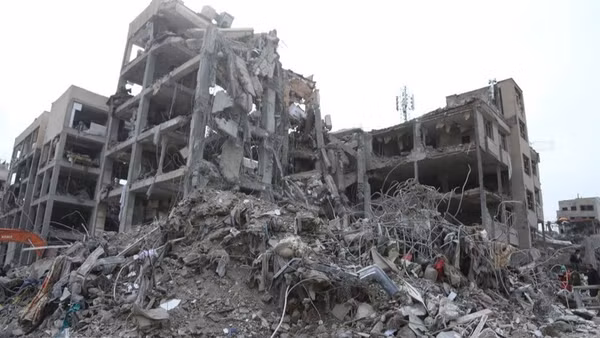 Tòa nhà bị phá hủy sau vụ không kích xuống Tehran, Iran ngày 12/3. (Ảnh: THX/TTXVN)