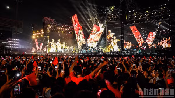 Concert quốc gia "Tổ quốc trong tim" do Báo Nhân Dân phối hợp Ủy ban nhân dân thành phố Hà Nội và SunBright tổ chức ngày 10/8/2025 thu hút hơn 50 nghìn khán giả. (Ảnh: THÀNH ĐẠT)