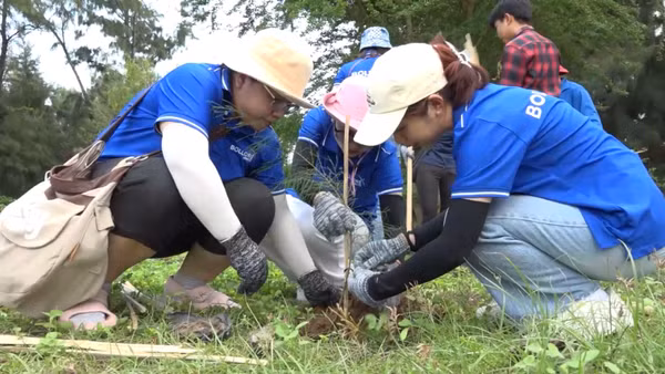 Cộng đồng chung tay trồng cây, góp phần tạo nên những "lá chắn xanh" cho vùng đất ven biển. (Ảnh: LIÊN HÂN)
