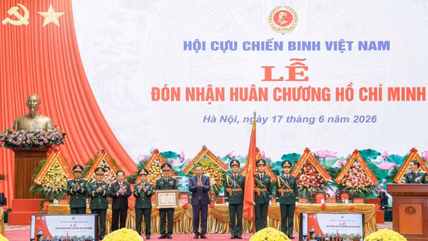 Tổng Bí thư, Chủ tịch nước Tô Lâm trao Huân chương Hồ Chí Minh tặng Hội Cựu chiến binh Việt Nam. (Ảnh: DUY LINH) 