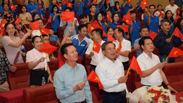 Khán giả xem Chương trình nghệ thuật “Bác Hồ - Hai tiếng thiêng liêng” tại Hà Tĩnh.