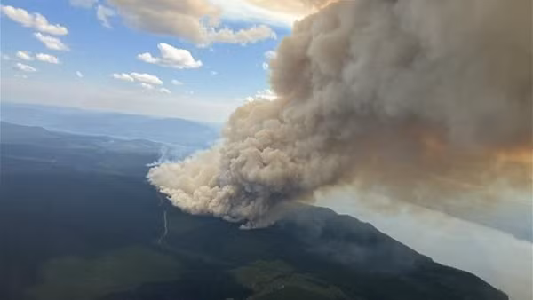Khói bốc lên từ đám cháy rừng ở British Columbia, Canada ngày 18/8/2024. (Ảnh: THX/TTXVN)