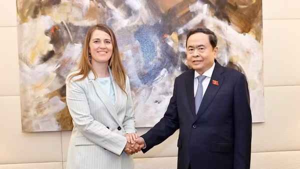 Chủ tịch Quốc hội Trần Thanh Mẫn tiếp Chủ tịch Nhóm Nghị sĩ Hữu nghị Italia-Việt Nam Chiara Gribaudo. (Ảnh: Doãn Tấn/TTXVN)