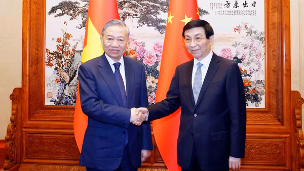 Tổng Bí thư, Chủ tịch nước Tô Lâm hội kiến Chủ tịch Chính hiệp toàn quốc Trung Quốc Vương Hộ Ninh. (Ảnh: Thống Nhất/TTXVN)