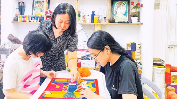 Xưởng thêu Len Art của Họa sĩ-nghệ nhân Nguyễn Thị Hồng Vân (giữa ảnh) giúp người khuyết tật tự tin hòa nhập cộng đồng.