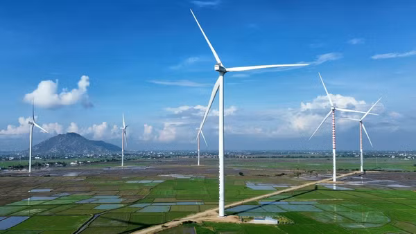 Tỉnh Ninh Thuận đang đẩy mạnh phát triển năng lượng tái tạo gắn với bảo vệ môi trường, ứng phó biến đổi khí hậu. (Ảnh: Nguyễn Thành – TTXVN)