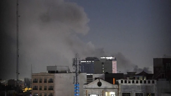 Khói bốc lên sau vụ tấn công tại Tehran, Iran, ngày 1/3/2026. (Ảnh: THX/TTXVN)