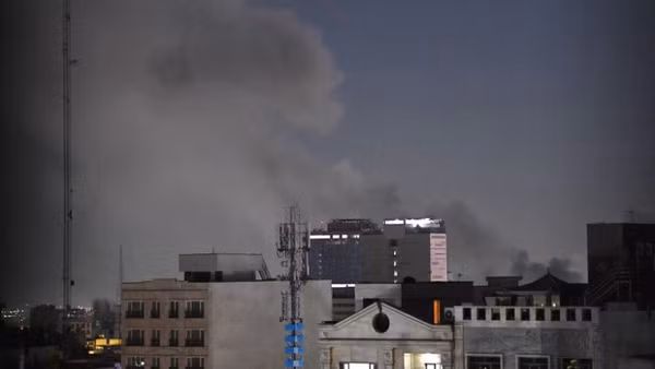 Khói bốc lên sau vụ tấn công tại Tehran, Iran, ngày 1/3/2026. (Ảnh: THX/TTXVN)